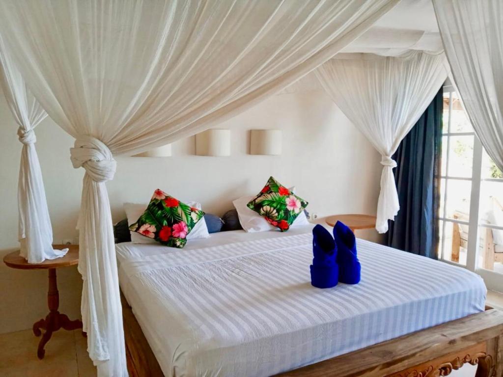 Serenity Luxurious Beachfront Villa & Spa With Private Infinity Pool, 8 Guests Gili Air Luaran gambar